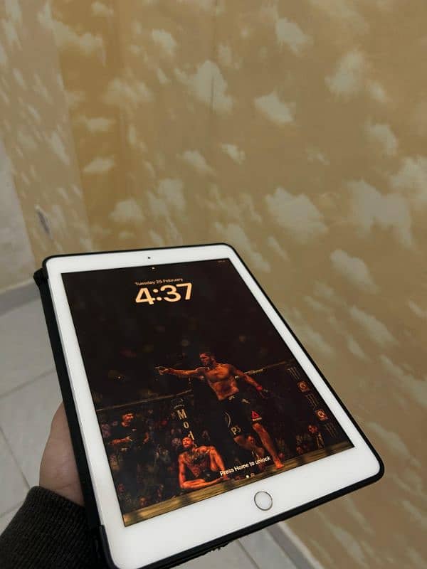 IPAD 6TH GENERATION FROM SHARJAH UAE 128 GB WITH COVER 1