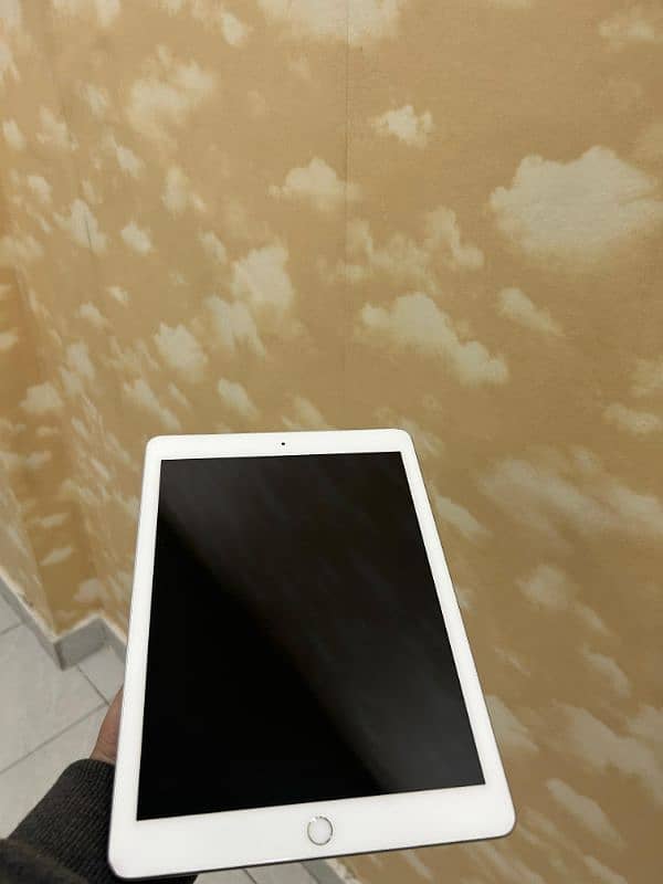 IPAD 6TH GENERATION FROM SHARJAH UAE 128 GB WITH COVER 4