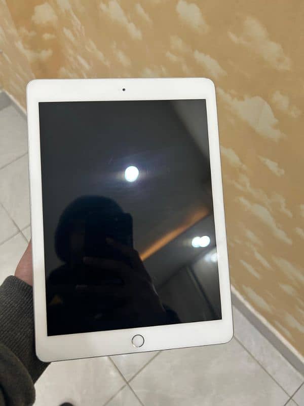 IPAD 6TH GENERATION FROM SHARJAH UAE 128 GB WITH COVER 5