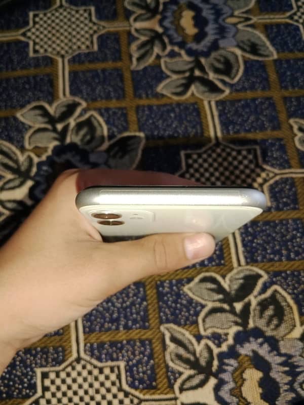 iPhone 11 white color 4