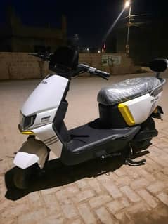 Revoo A12 Electric Scooty