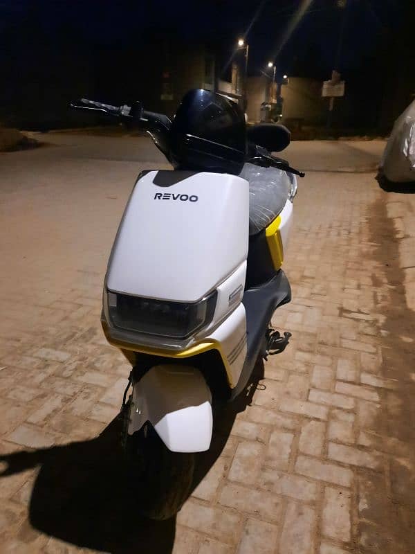 Revoo A12 Electric Scooty 1