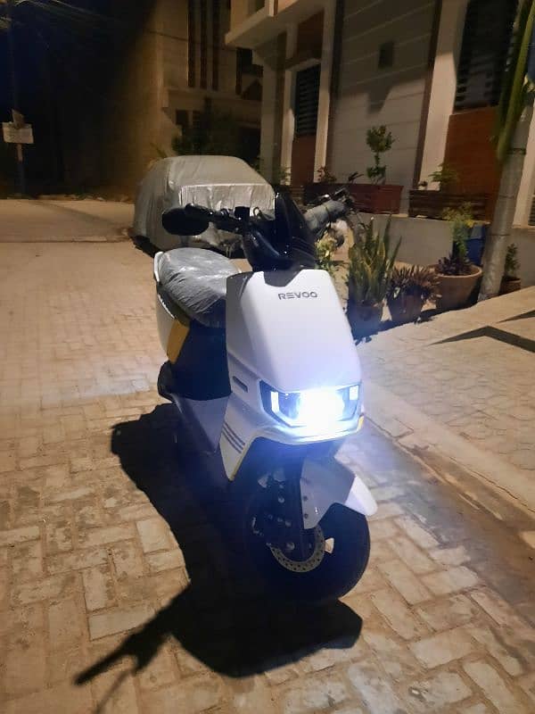 Revoo A12 Electric Scooty 4