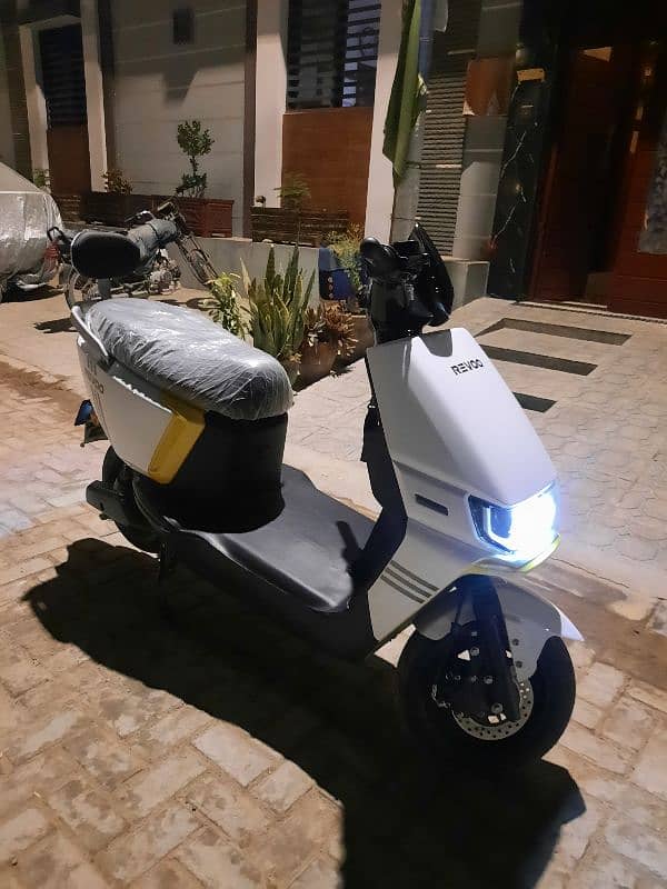 Revoo A12 Electric Scooty 5