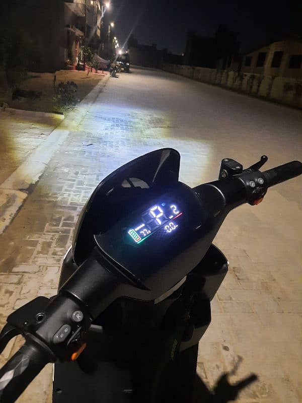 Revoo A12 Electric Scooty 6