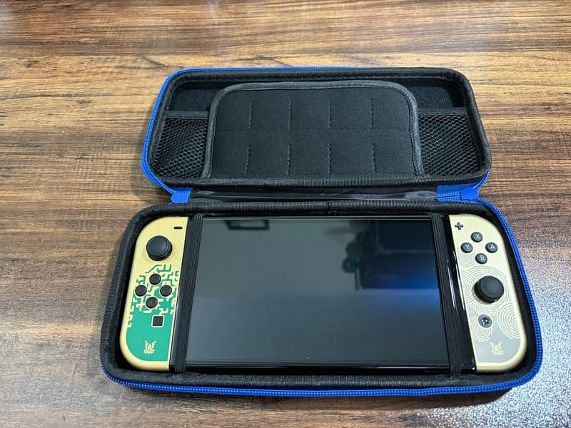 Nintendo Switch OLED (Zelda Edition) 3