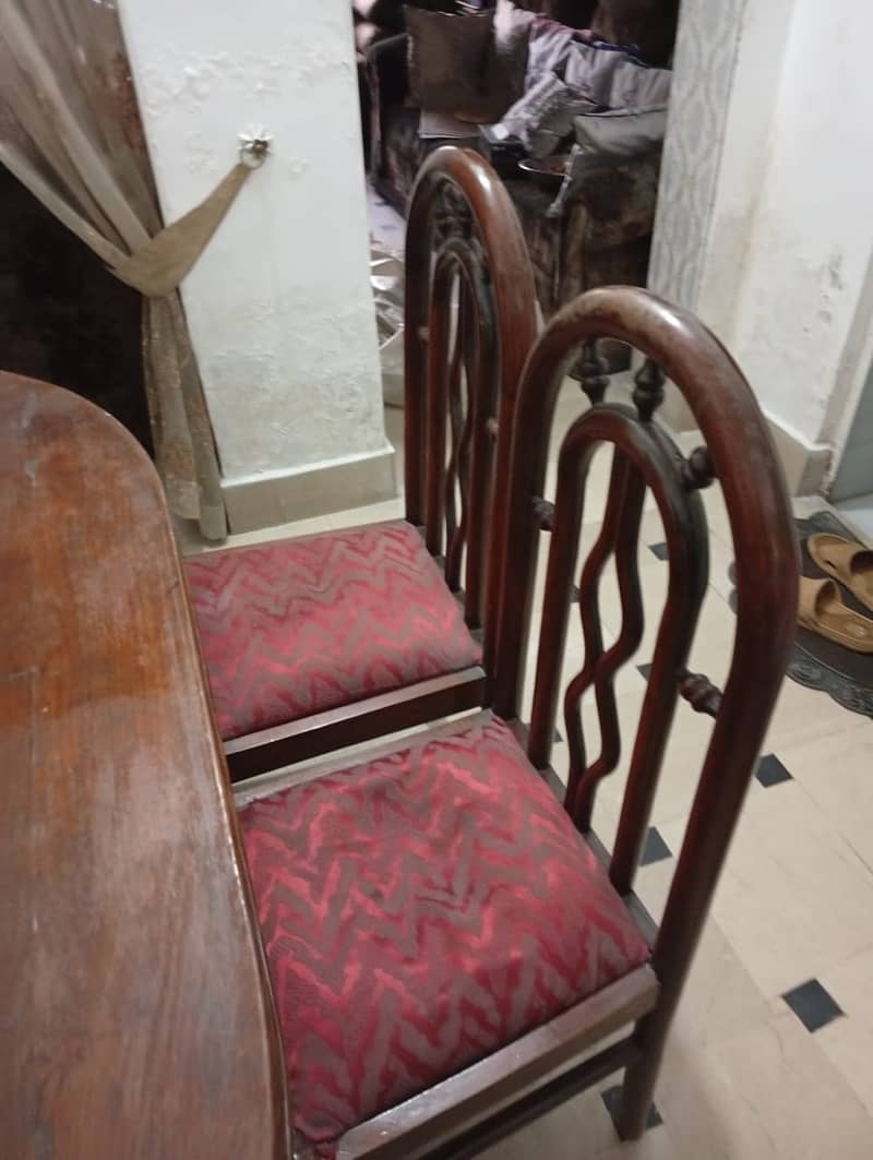 Used Old Dining Table with 6 chairs 4