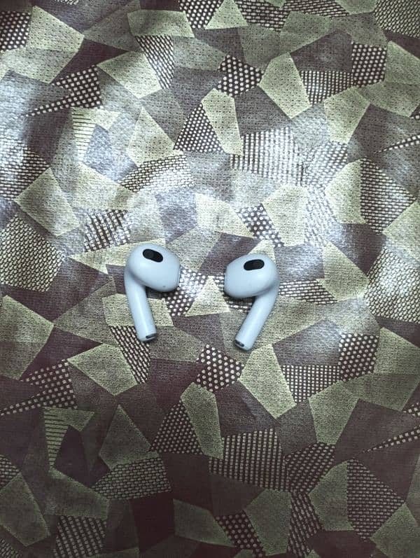 I am selling original apple 3rd generation airpods without case!! 0