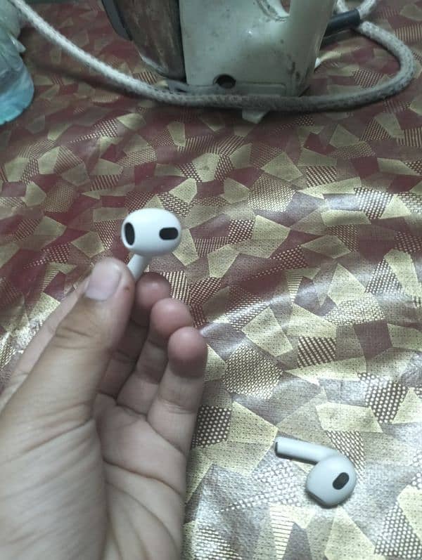 I am selling original apple 3rd generation airpods without case!! 7