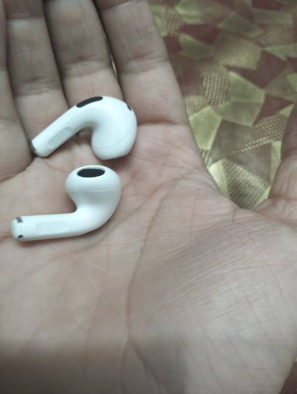 I am selling original apple 3rd generation airpods without case!! 9