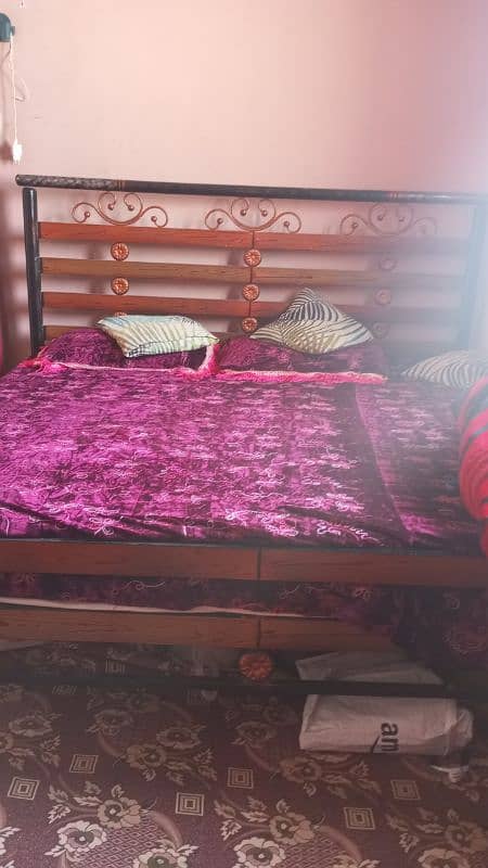 King size iron bed without mattress in new condition 20k 0