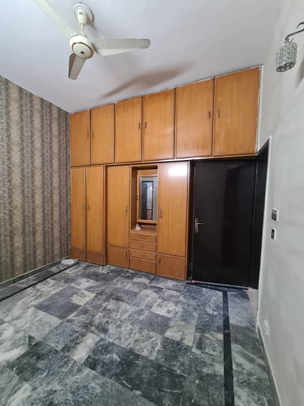 10MARLA TILE GROUND AND 1ST FLOOR PORTIONS FOR RENT IN ALLAMA IQBAL TOWN 16