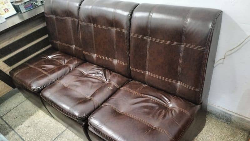 8 sofa seet 1 tebal  1 chair exctive  1 tabale 6/3 0