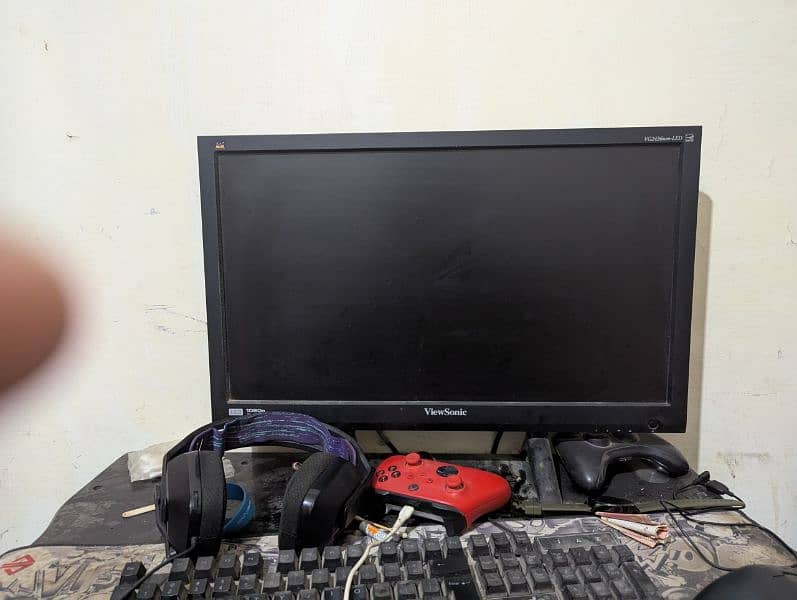 Selling my gaming PC with LCD mouse and keyboard 7