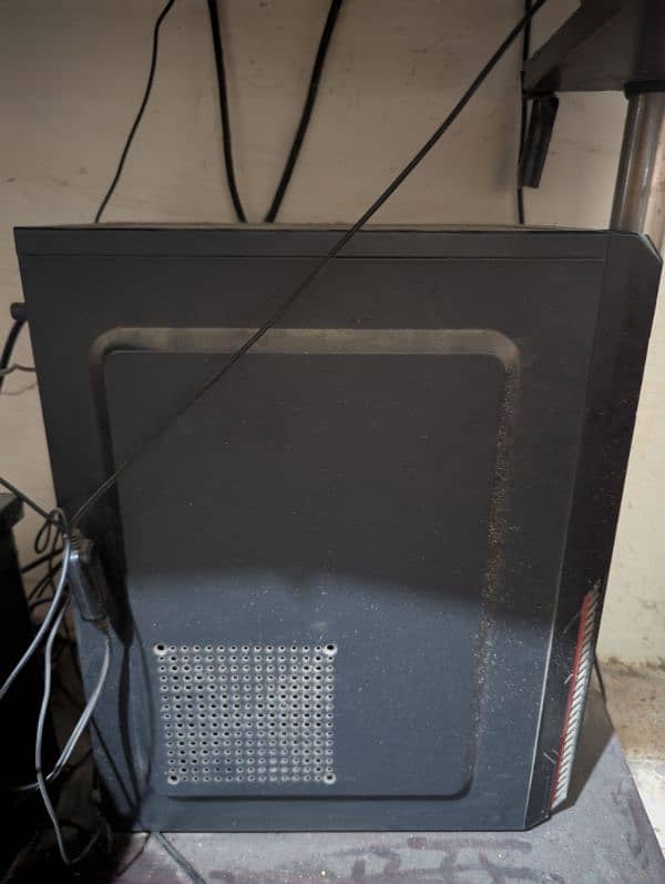 Selling my gaming PC with LCD mouse and keyboard 9