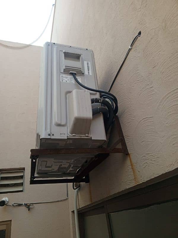 Hair 1.5 ton ac DC Invertor urgent Sale just 1 month use hwa 2