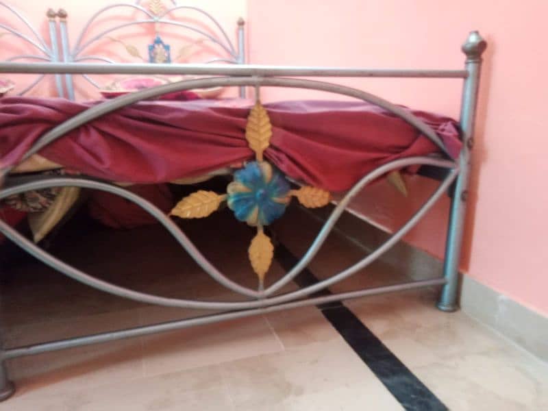 2 single iron beds 0