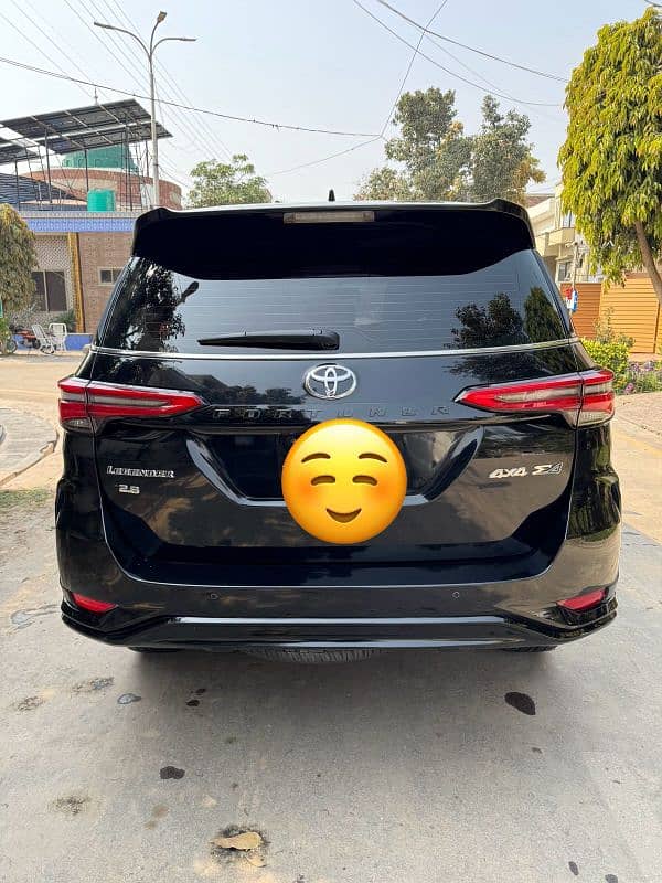 Toyota Fortuner Legender 2022 0