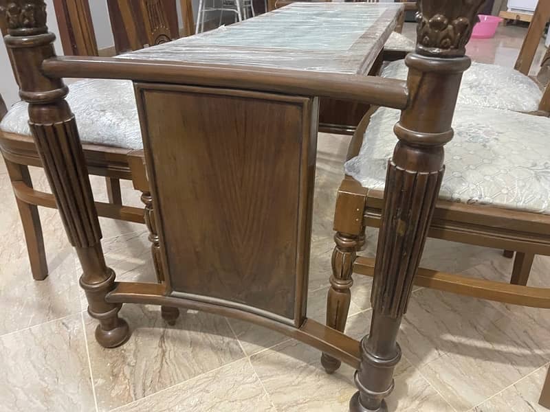 Elegant 6-Seater Dining Table – Like New! 0