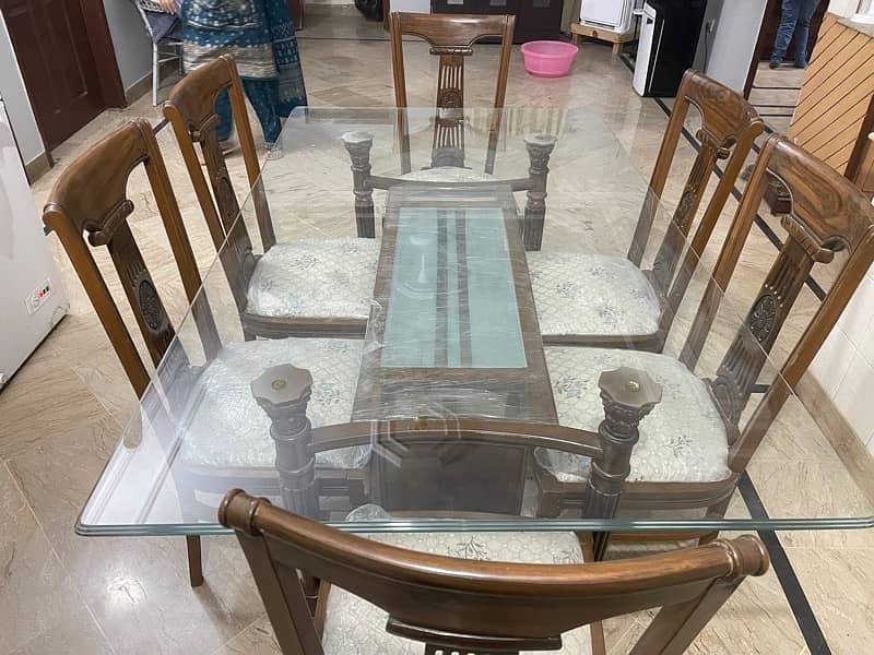 Elegant 6-Seater Dining Table – Like New! 1