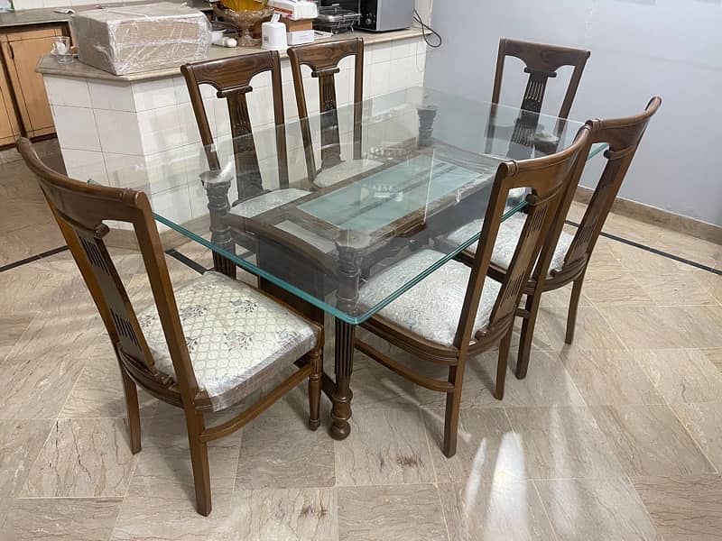 Elegant 6-Seater Dining Table – Like New! 3