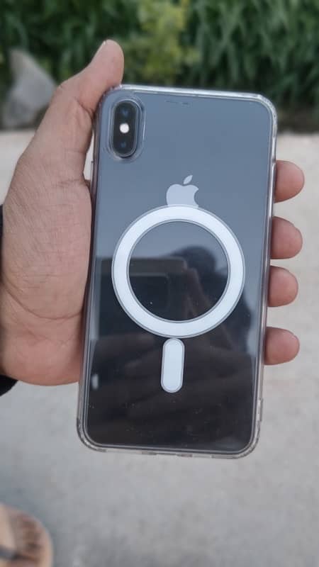 iPhone xasmax good candtion koyi masla nahi ha block colr ha non pta 0