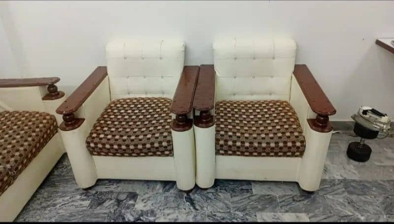 3+2 SEATER SOFA SET IN GOOD CONDITION FOR SALE 1