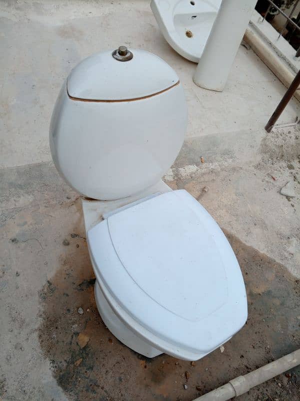 6 months used alph company comode n alkaram ok wash basin 0