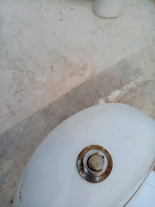 6 months used alph company comode n alkaram ok wash basin 2