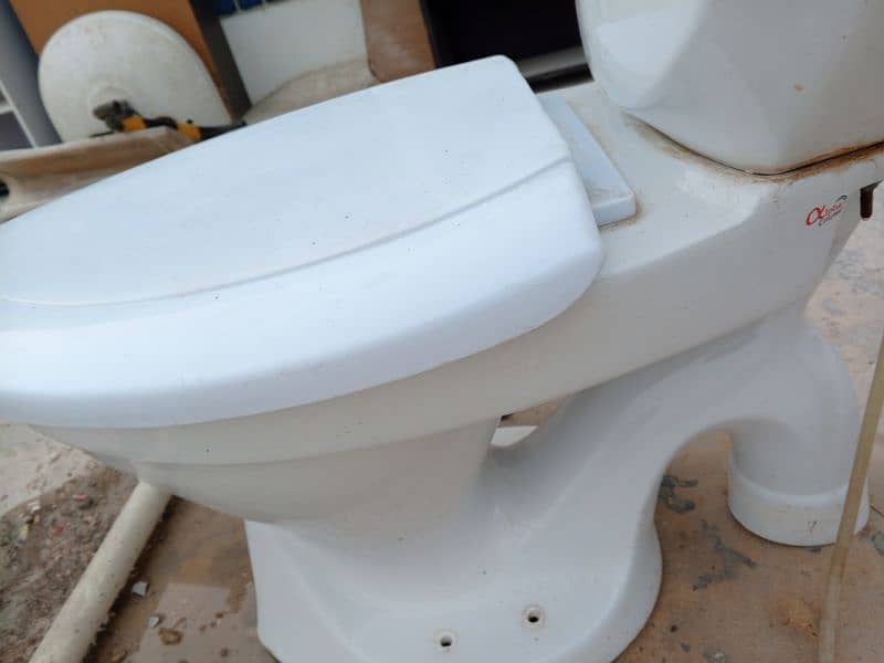 6 months used alph company comode n alkaram ok wash basin 3