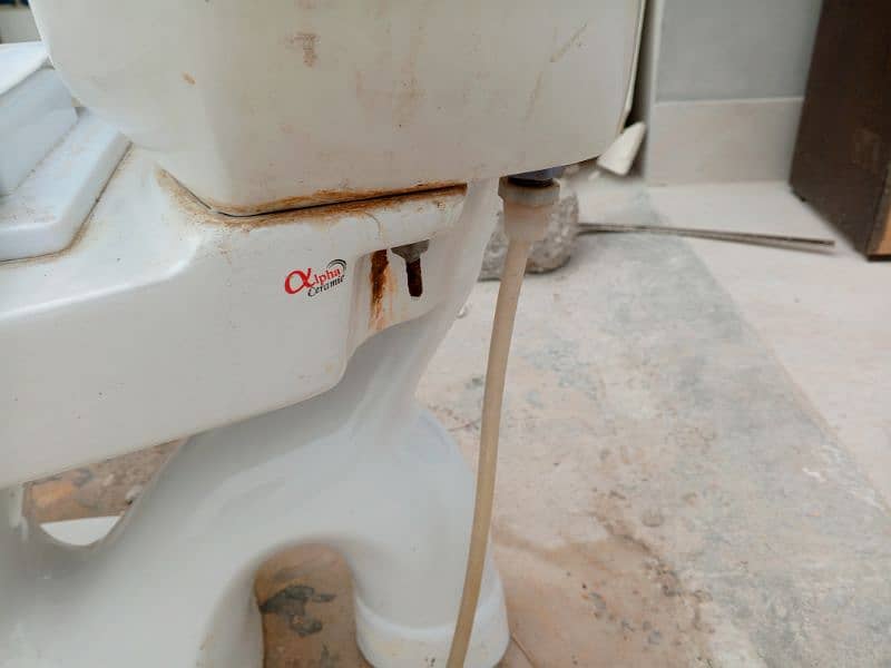 6 months used alph company comode n alkaram ok wash basin 4