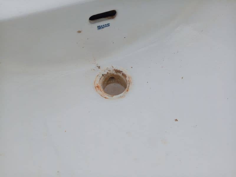 6 months used alph company comode n alkaram ok wash basin 5