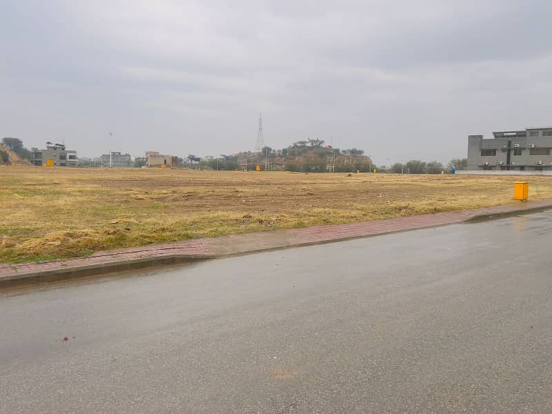 1 kanal plot for sale prime Location available at investor price 6