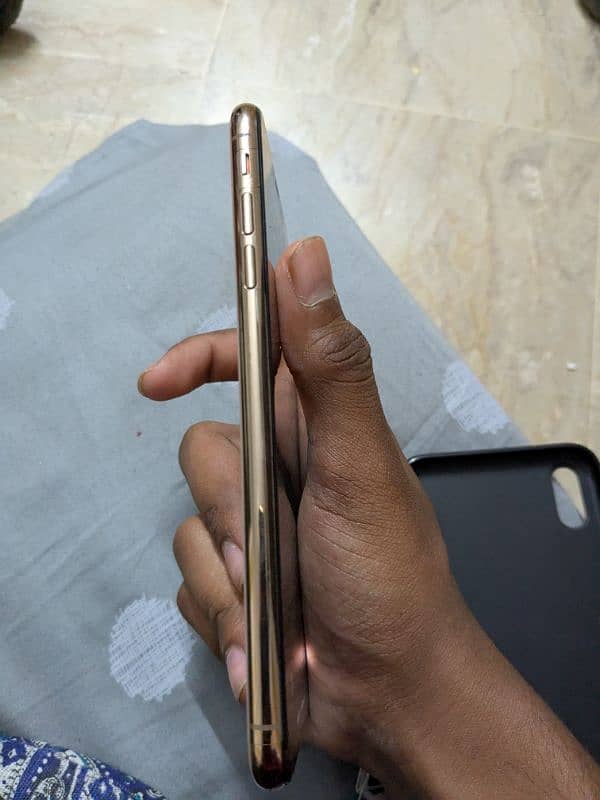 iphone xs max 10/10 condition 2