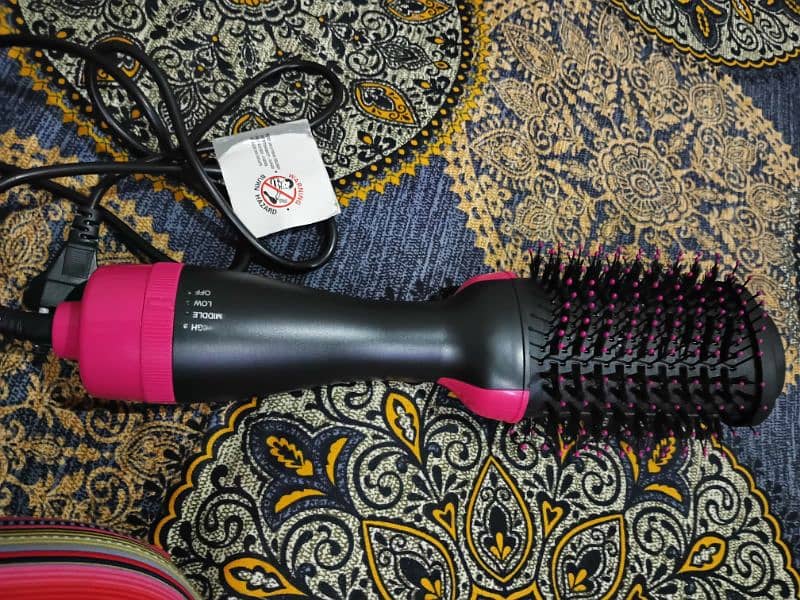 One step 3 in 1 Hair dryer and styler 1