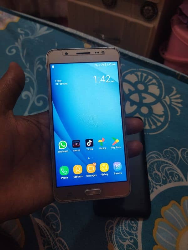 Samsung Galaxy J510 0