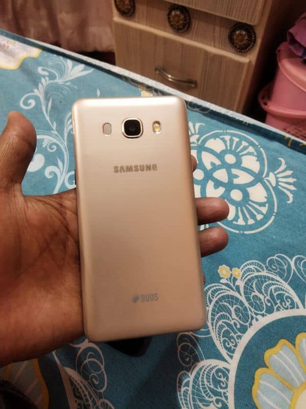 Samsung Galaxy J510 1