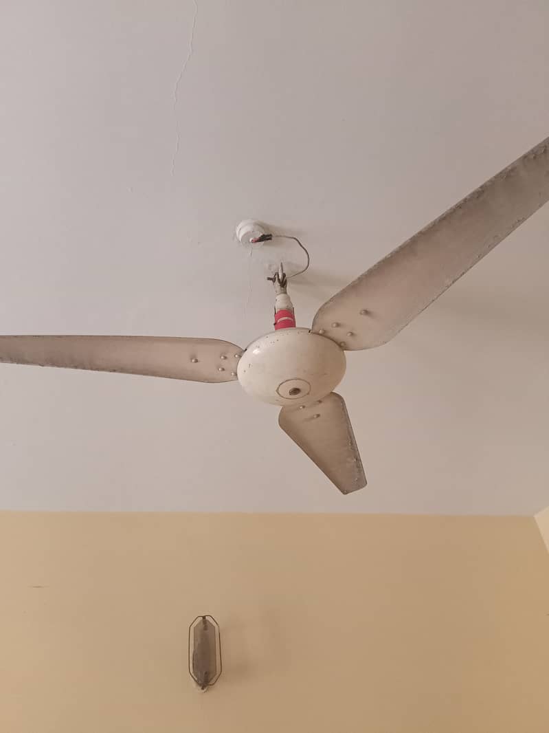 4 CEILING FANS IN RUNNING CONDITION 1