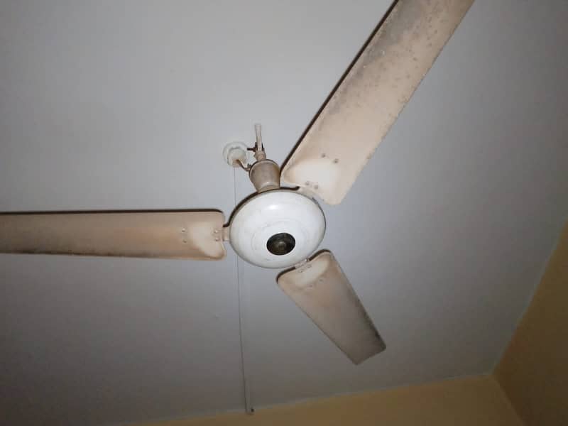 4 CEILING FANS IN RUNNING CONDITION 2