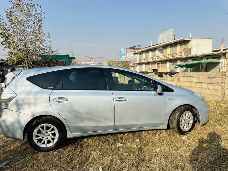 Toyota Prius Alpha 2014 1