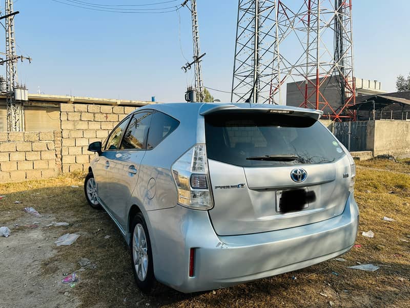 Toyota Prius Alpha 2014 3