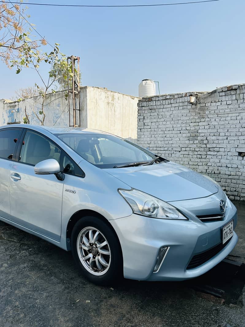 Toyota Prius Alpha 2014 9