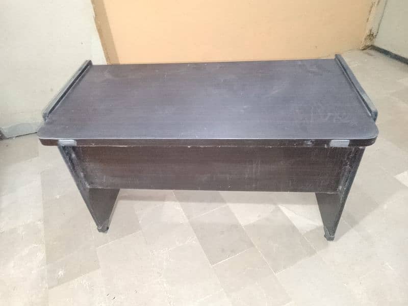 slightly used table in good condition 0