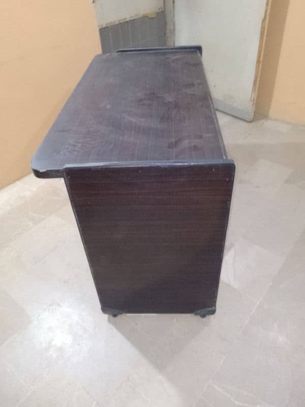 slightly used table in good condition 1