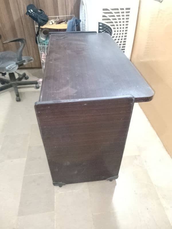 slightly used table in good condition 2