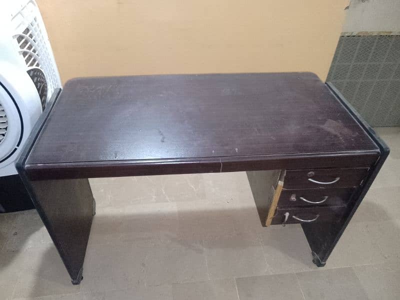 slightly used table in good condition 3