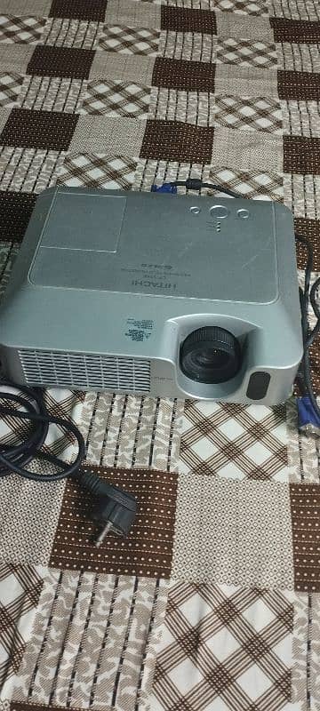 HITACHI CP-s240 Projector 2