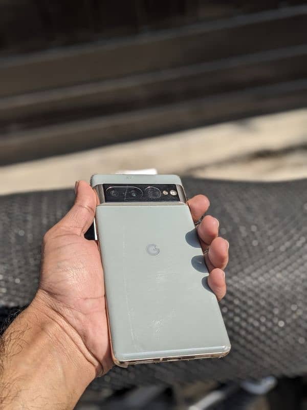 Google pixel 7 pro with Box 1