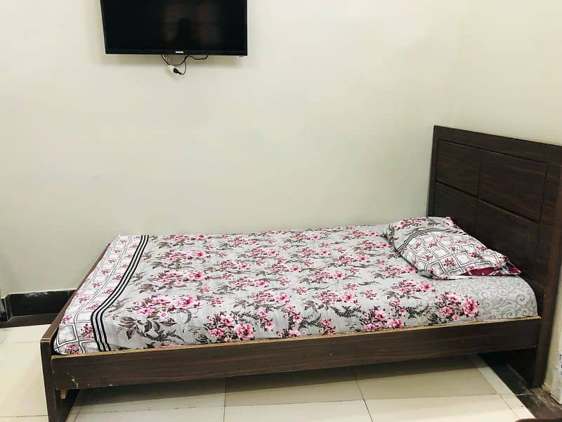 7 seter sofa and single bed 12