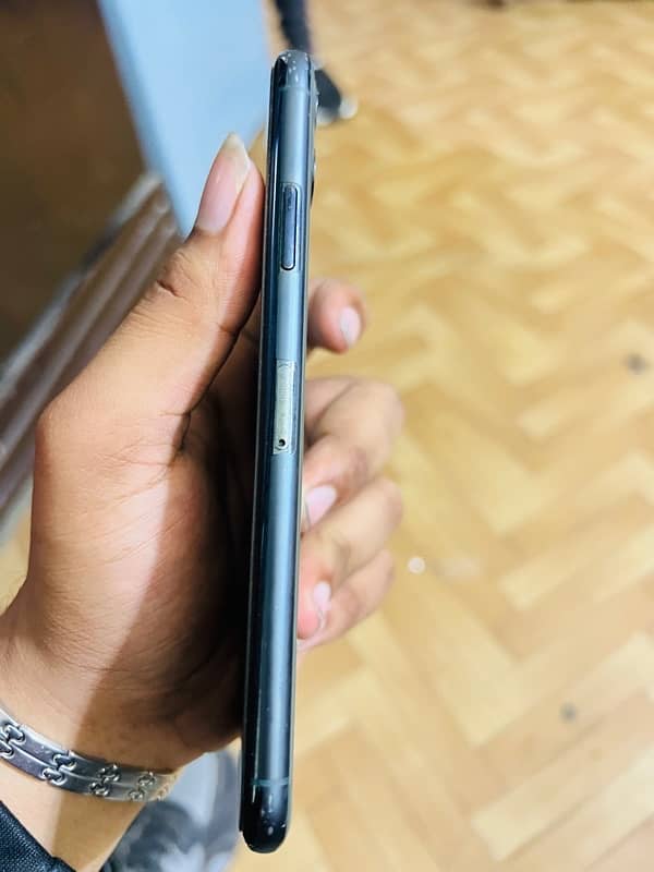 IPHONE 11 PRO MAX PTA APPROVED WITH BOX 64/GB 4